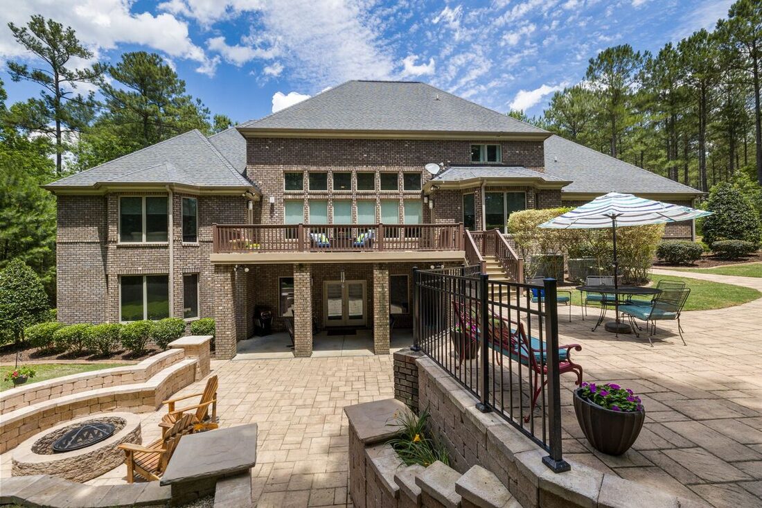 Landscaped Nashville home with paver patio and fire pit