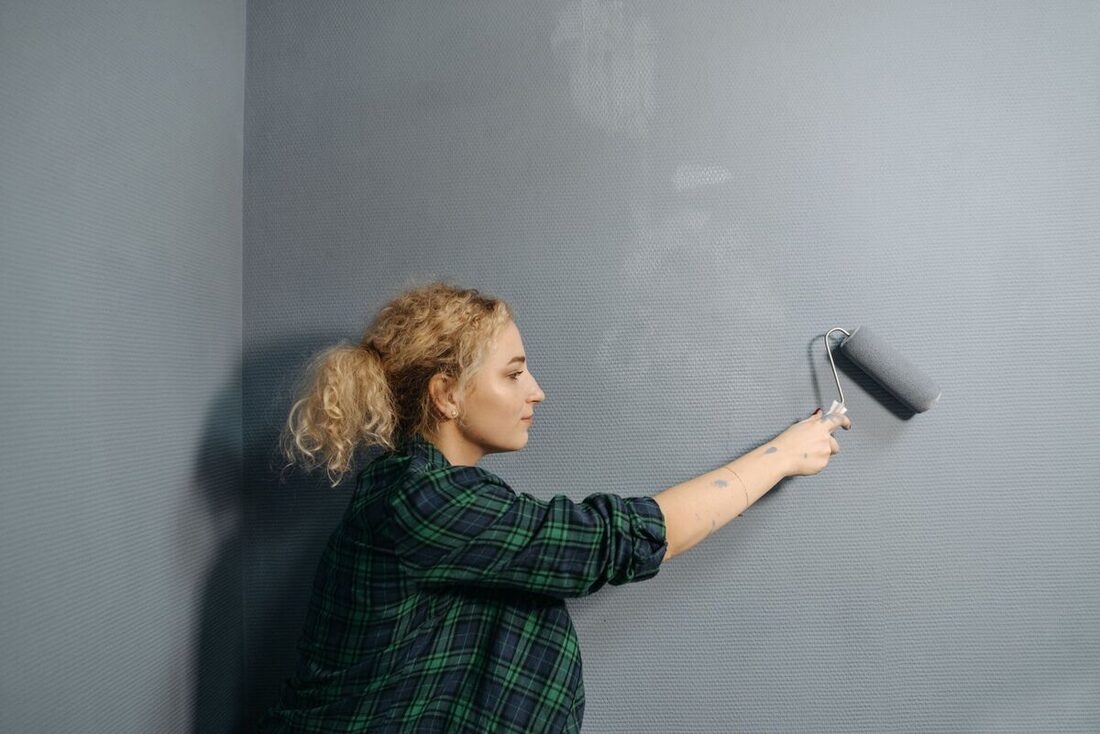 Painter rolling fresh paint onto an interior wall in Nashville